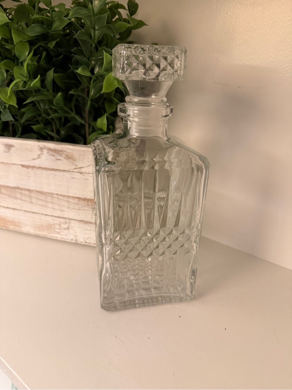 Vintage Style Clear Glass Whiskey Liquor Decanter Geometric Diamond Stopper